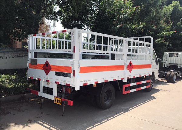 江鈴順達(dá)4.2米1.5噸藍(lán)牌氣瓶運輸車