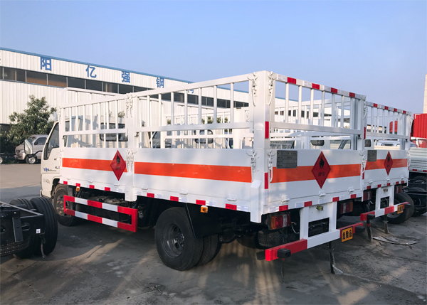 江鈴順達(dá)4.2米1.5噸藍(lán)牌氣瓶運輸車