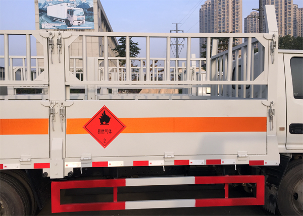 江鈴順達(dá)4.2米1.5噸藍(lán)牌氣瓶運輸車