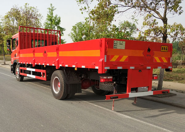 東風(fēng)D9四缸6.8米9.3噸氣瓶運(yùn)輸車(chē)